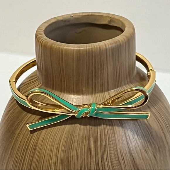 Kate Spade Gold Tone Bracelet with Green Bow NWOT with jewelry pouch - Picture 2 of 10